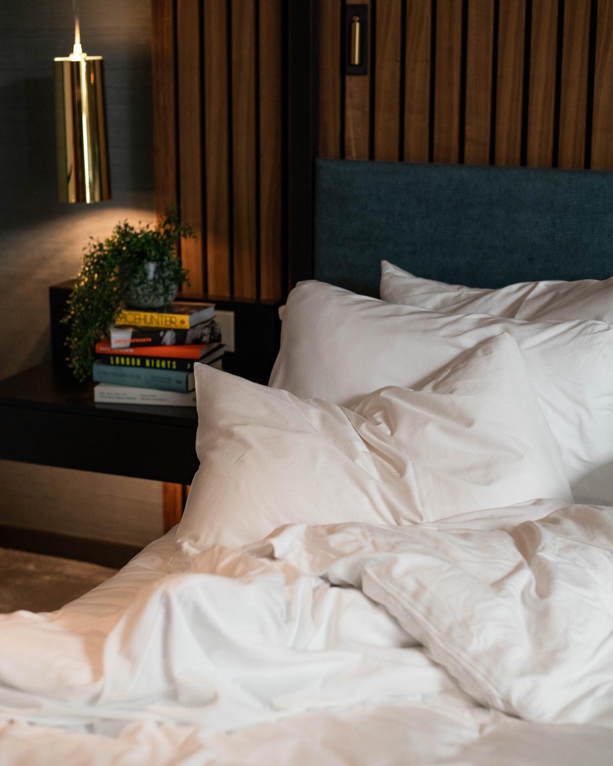 Middle Eight - Covent Garden - Preferred Hotels And Resorts London Luaran gambar A bed with pillows