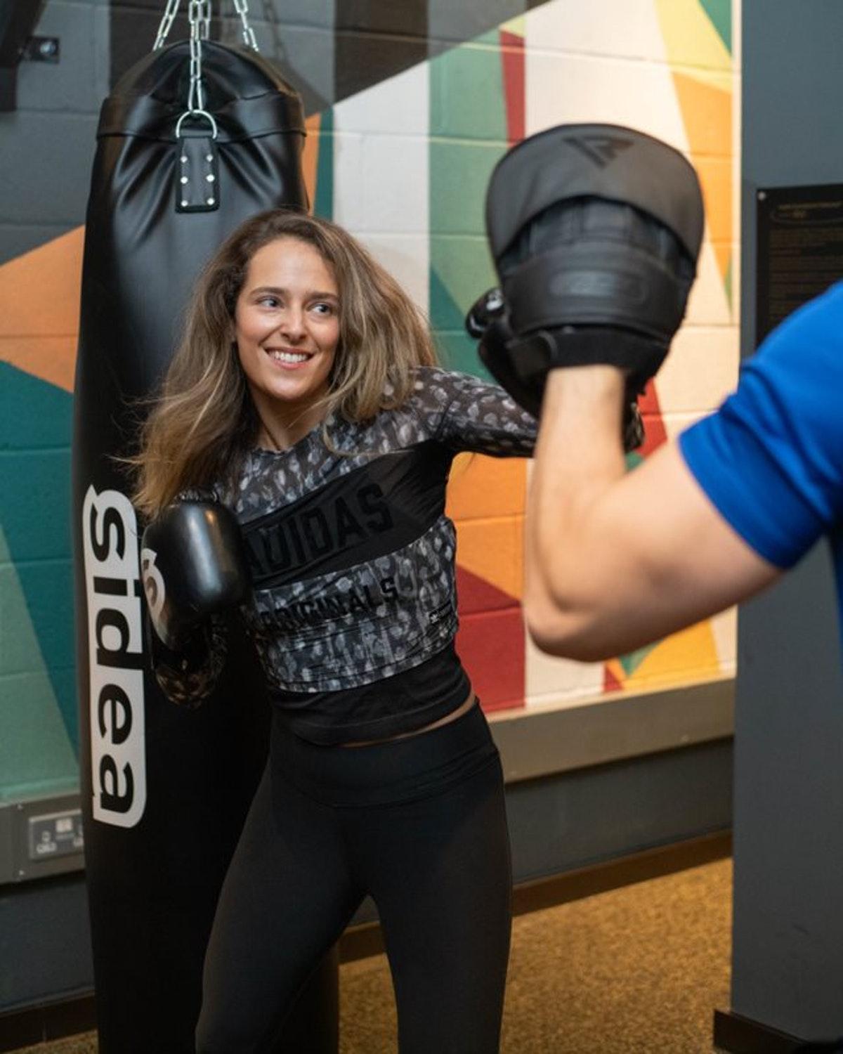 Middle Eight - Covent Garden - Preferred Hotels And Resorts London Luaran gambar A woman training with a heavy bag