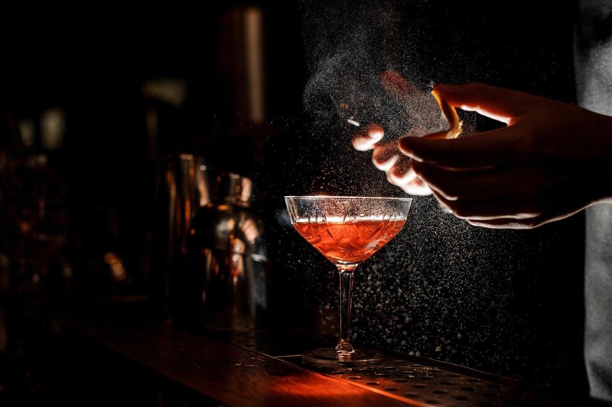 Middle Eight - Covent Garden - Preferred Hotels And Resorts London Luaran gambar A bartender dusting a cocktail with ground nutmeg