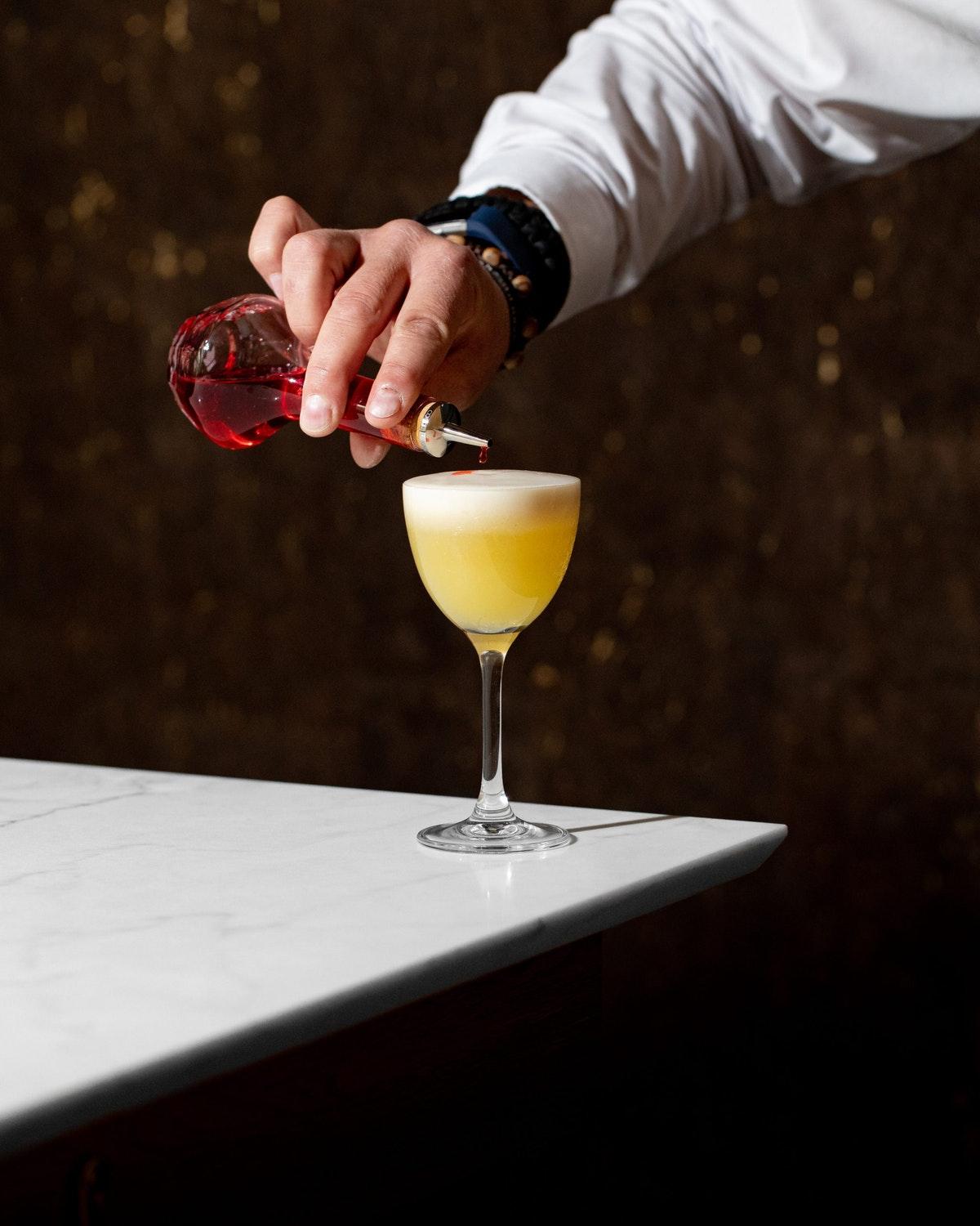 Middle Eight - Covent Garden - Preferred Hotels And Resorts London Luaran gambar A bartender topping a cocktail with a dash of Angostura Aromatic Bitters