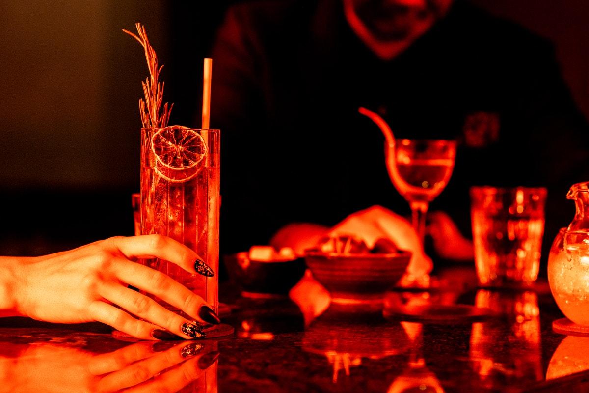 Middle Eight - Covent Garden - Preferred Hotels And Resorts London Luaran gambar A woman holding a drink at a nightclub