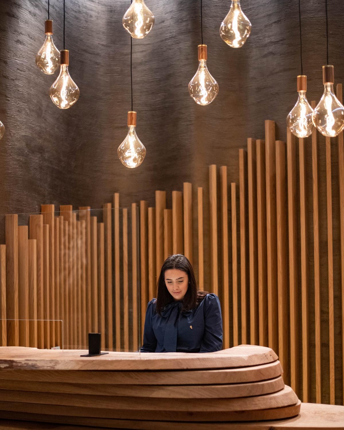 Middle Eight - Covent Garden - Preferred Hotels And Resorts London Luaran gambar A woman praying in a church