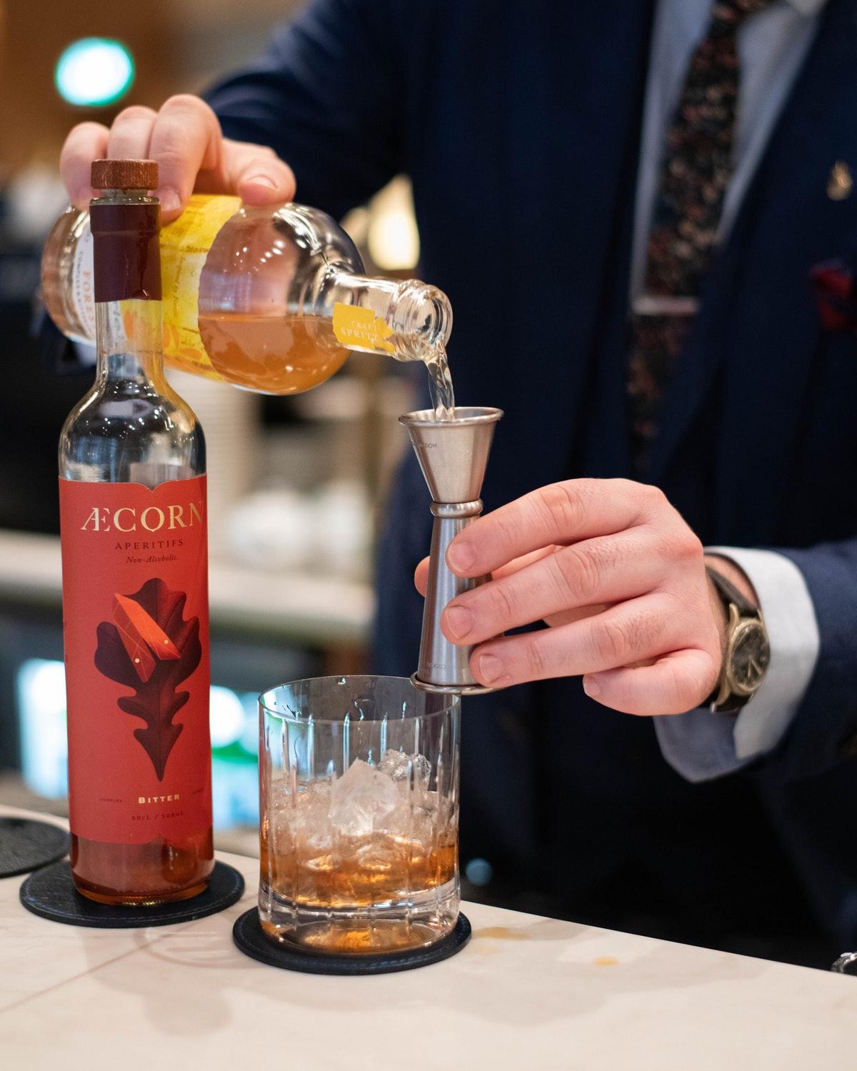 Middle Eight - Covent Garden - Preferred Hotels And Resorts London Luaran gambar A bartender using a jigger to measure a pour