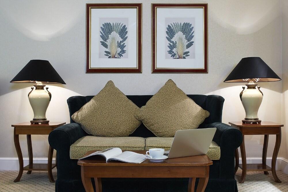Middle Eight - Covent Garden - Preferred Hotels And Resorts London Luaran gambar A living room with a sofa