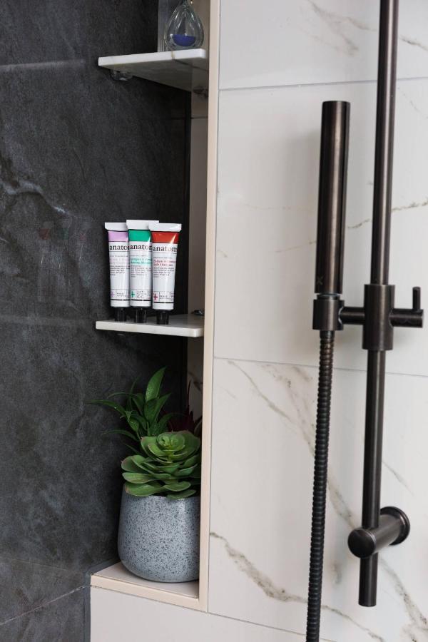 Middle Eight - Covent Garden - Preferred Hotels And Resorts London Luaran gambar Showering with shower gel